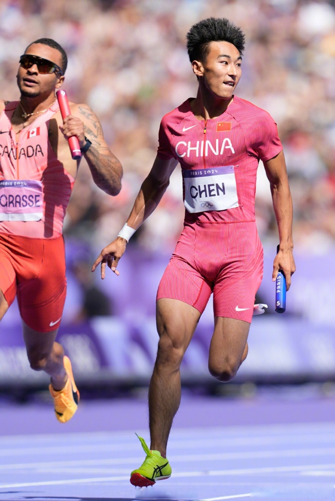 运动员面对强大对手,迎难而上 运动员面对强大对手,迎难而上