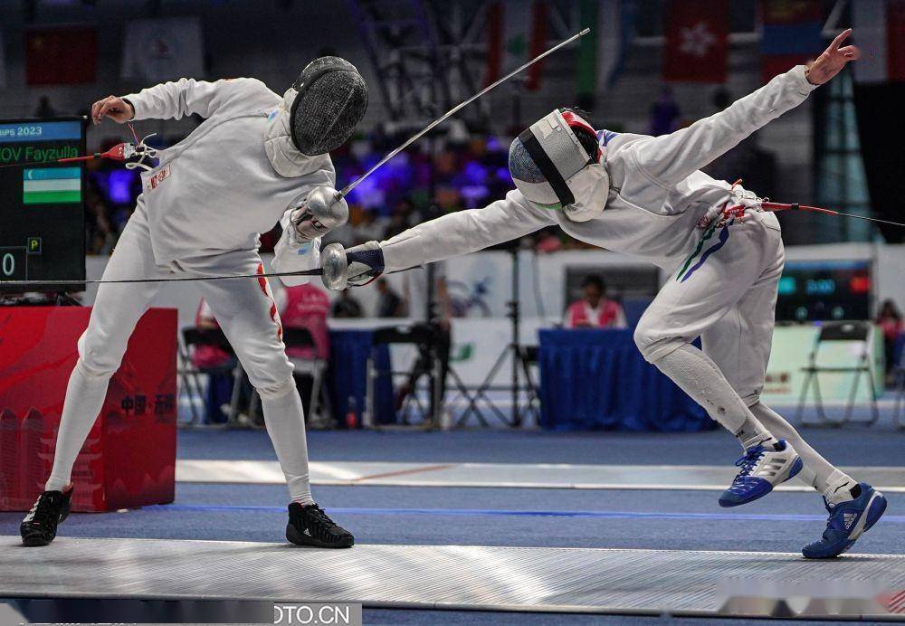 卢森堡击剑选手在比赛中获胜