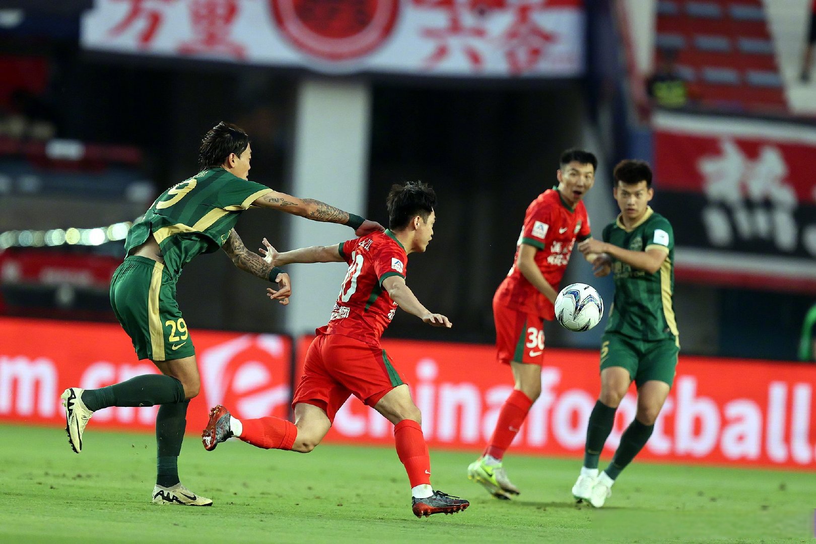 足球赛事热度持续升温，观众沸腾的简单介绍