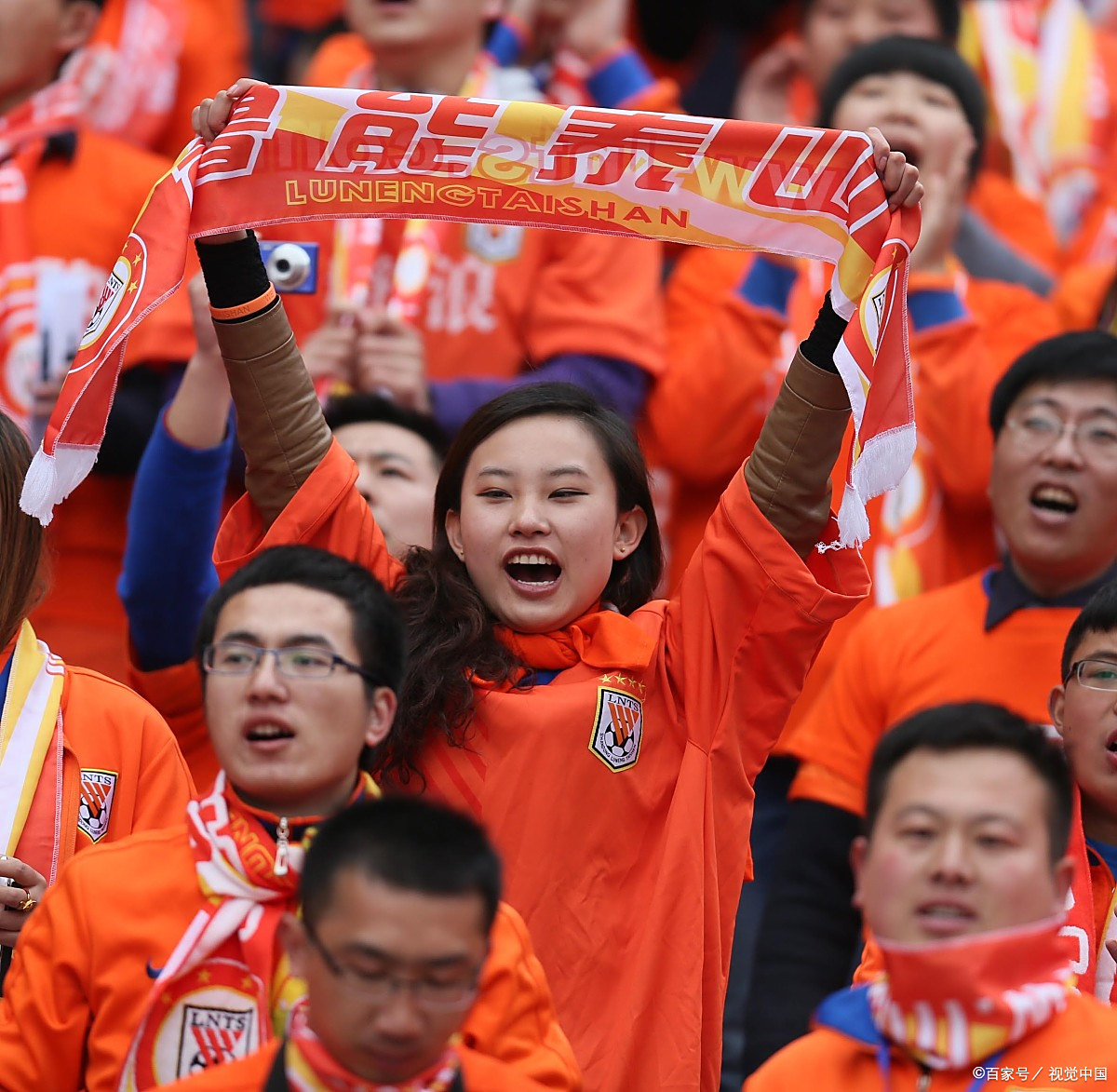 足球赛事热度持续升温，观众沸腾的简单介绍