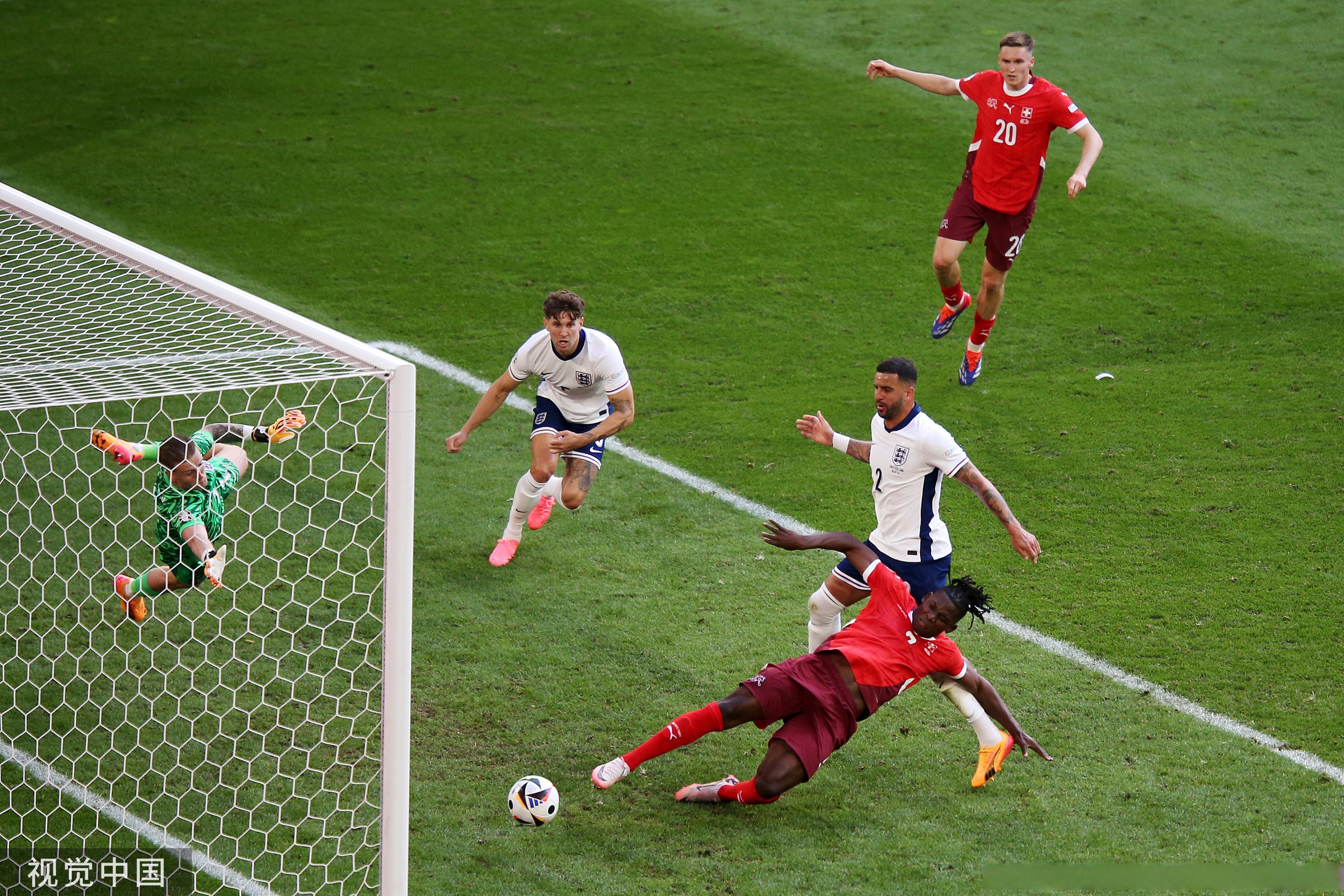 包含欧洲冠军联赛上演悬念重重的精彩对决的词条