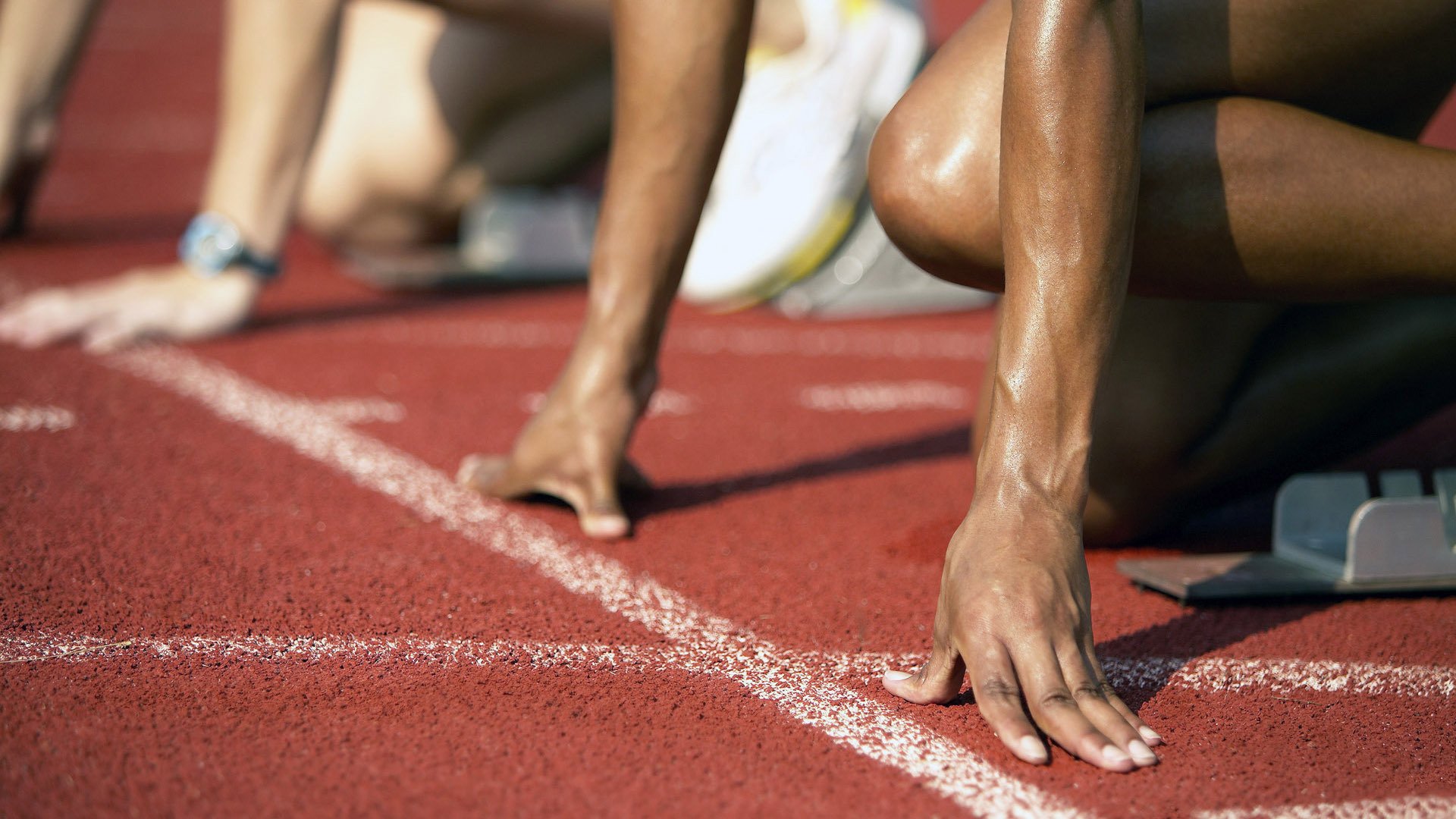 赛道之外，绿茵之上，武切维奇关键进球定乾坤的F1年度争冠之夜